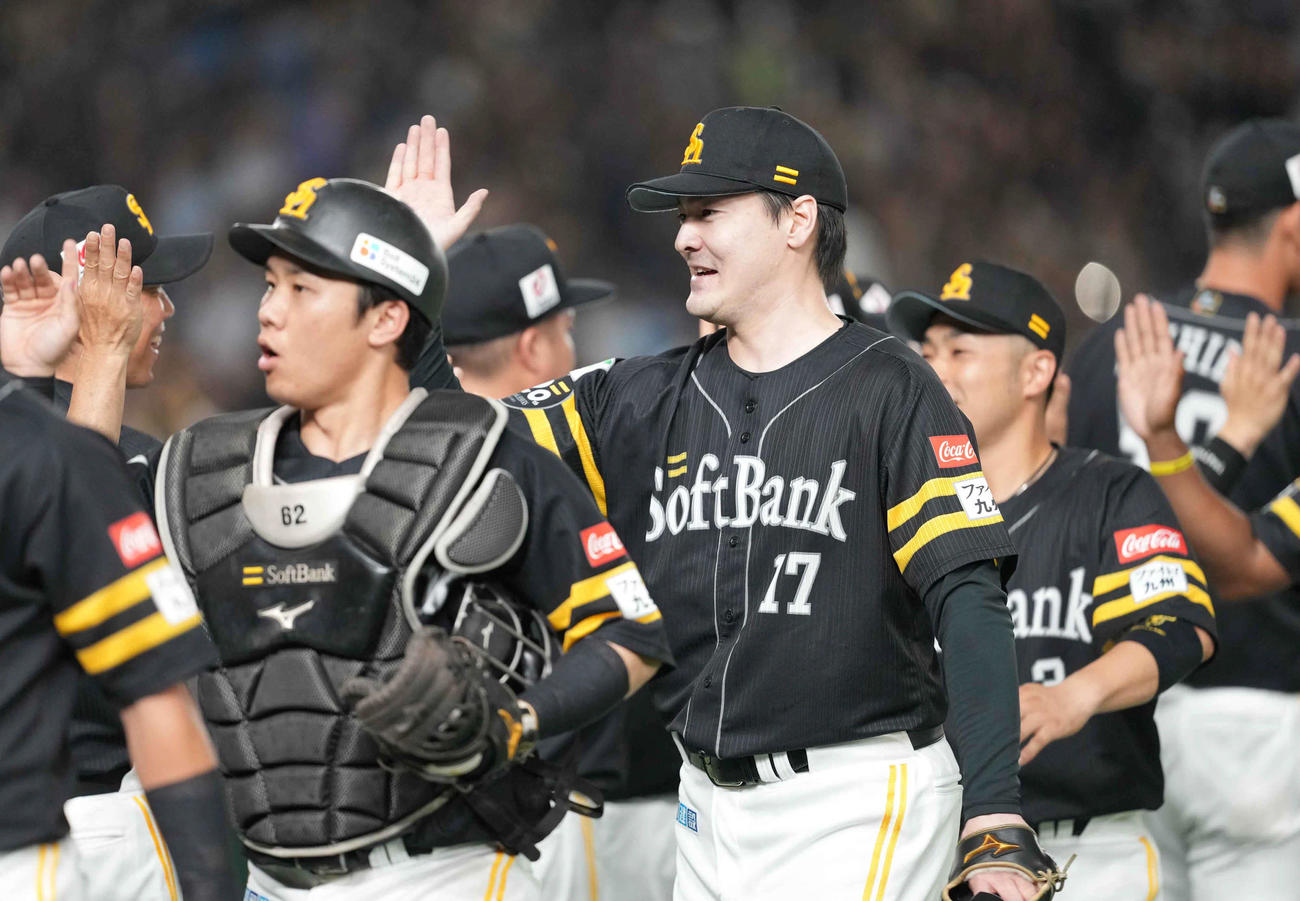ソフトバンク対日本ハム　ソフトバンク先発の有原は完封勝利を収めナインとハイタッチ。左は海野（撮影・小沢裕）