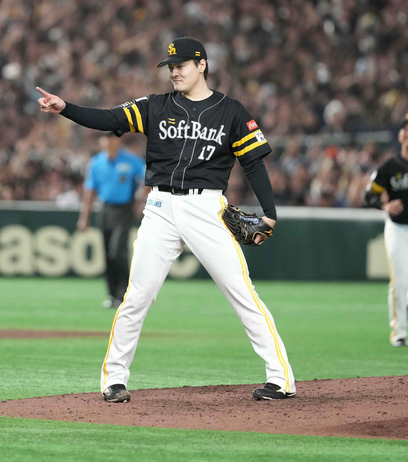 ソフトバンク対日本ハム　ソフトバンク先発の有原は完封勝利を収め海野捕手を指さす（撮影・小沢裕）