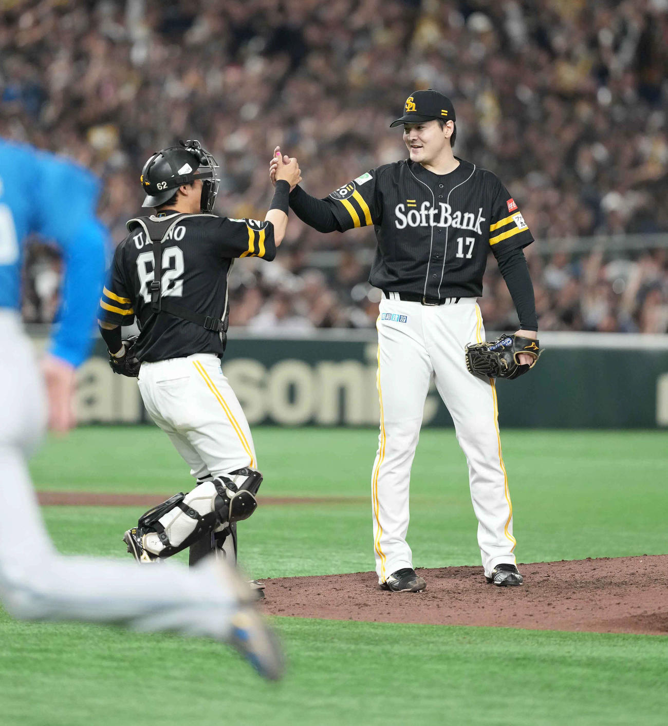 ソフトバンク対日本ハム　ソフトバンク先発の有原は完封勝利を収め海野隆司（左）と握手をかわす（撮影・小沢裕）