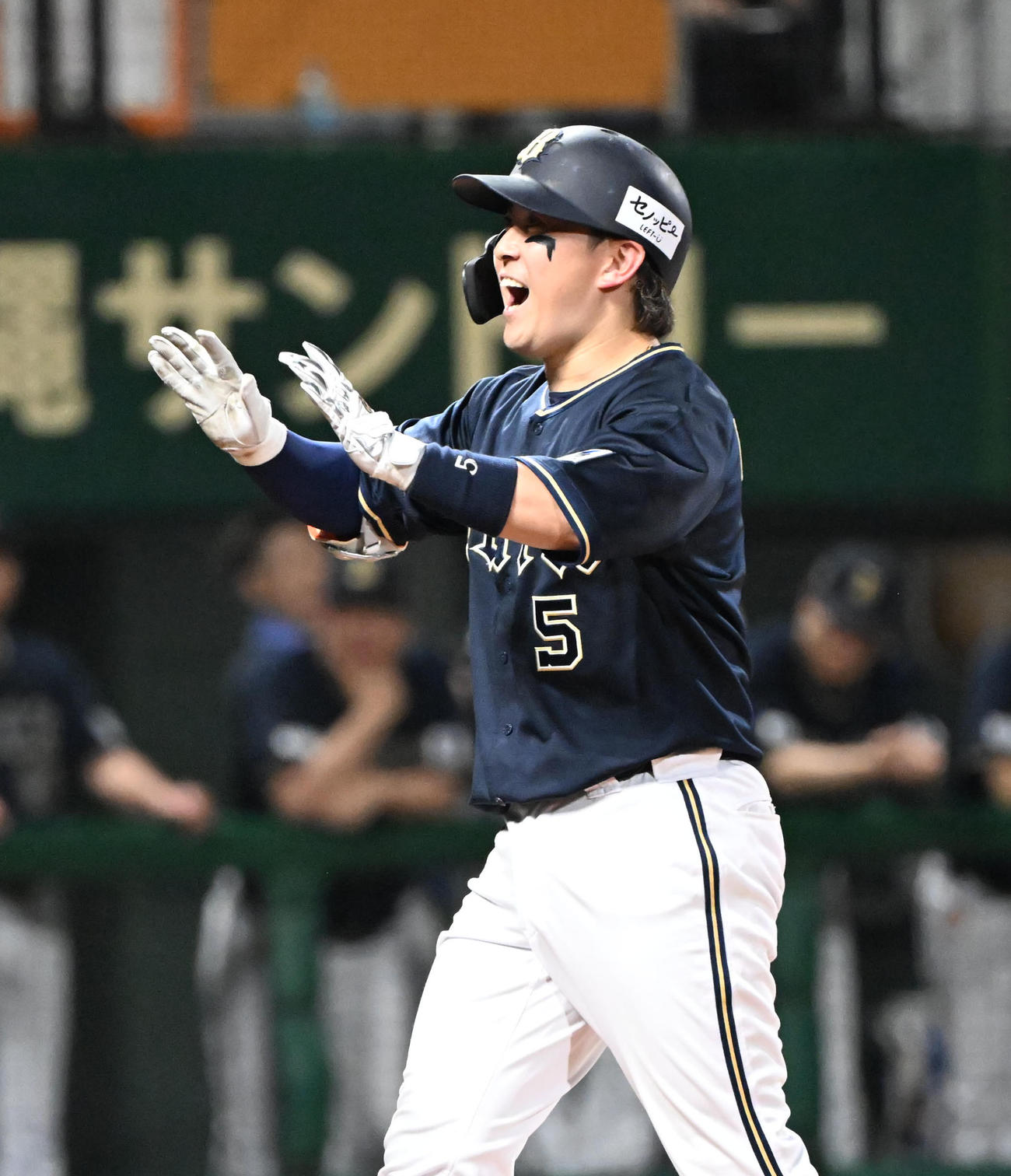西武対オリックス　6貝表オリックス2死、右越えソロ本塁打を放ち生還する西野（撮影・和賀正仁）