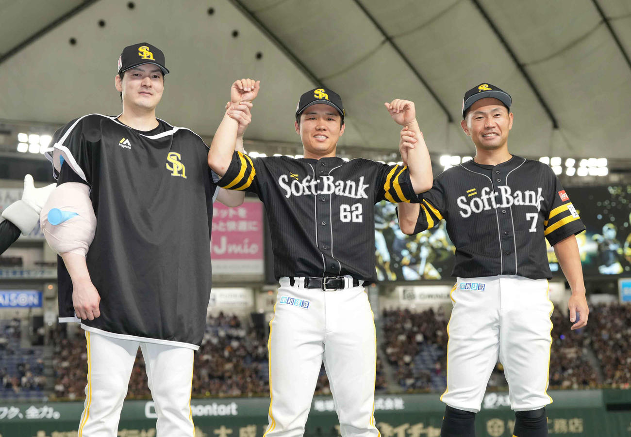 ソフトバンク対日本ハム　ヒーローインタビューを終え記念撮影に臨む、左から完封勝利を収めたソフトバンク有原、海野、中村晃（撮影・小沢裕）