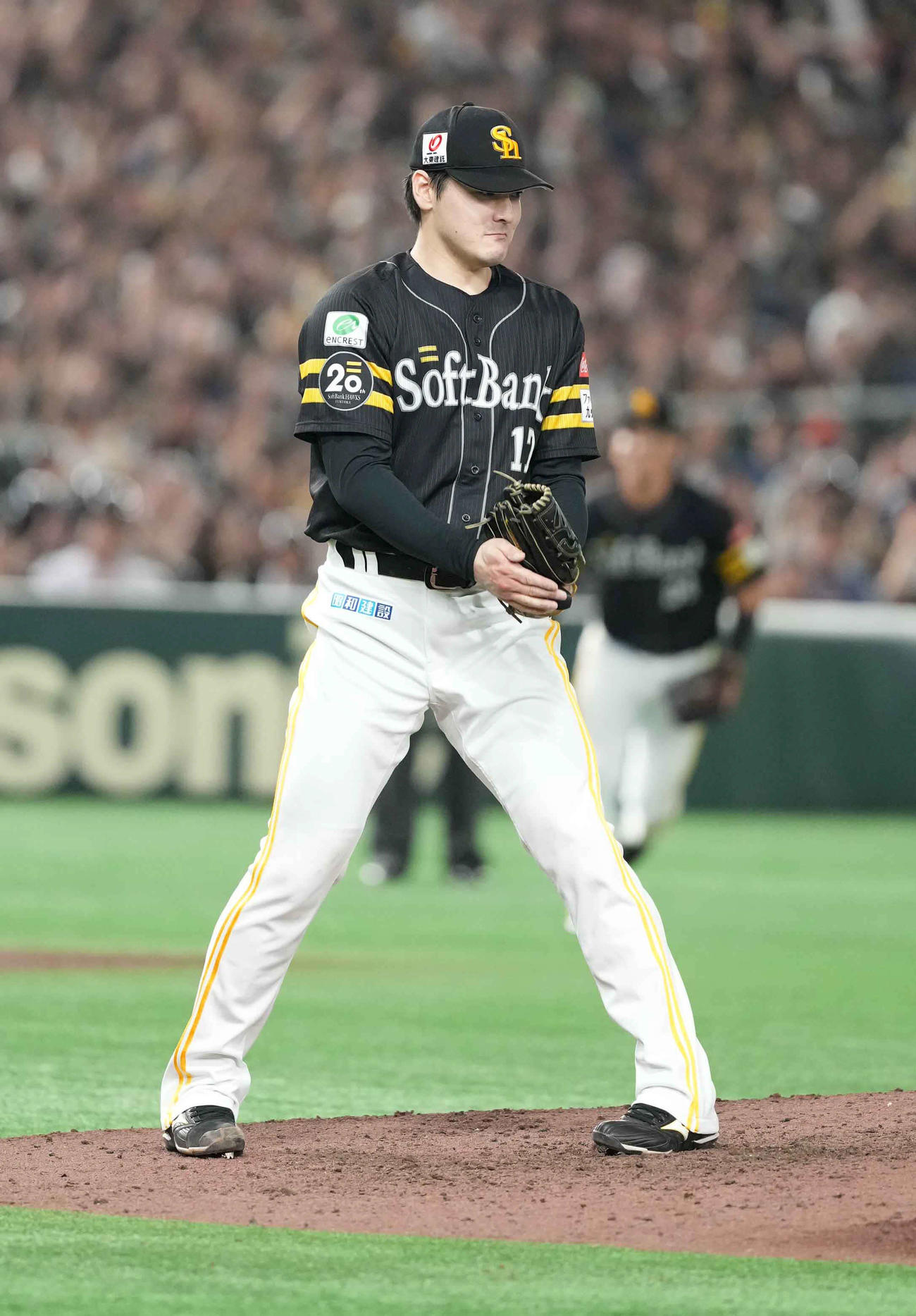 ソフトバンク対日本ハム　ソフトバンク先発の有原は完封勝利を収めグラブをたたく（撮影・小沢裕）