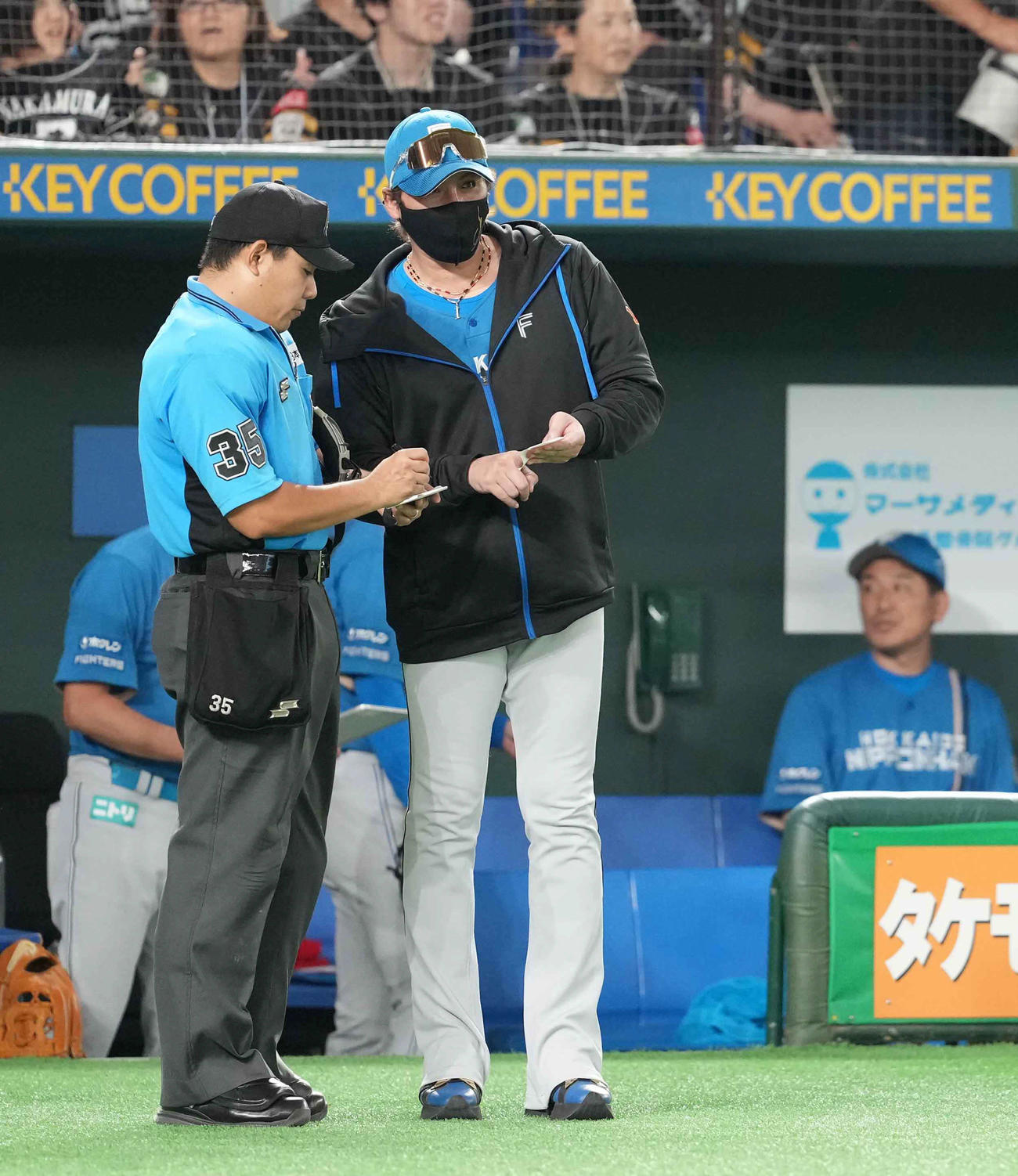 ソフトバンク対日本ハム　選手交代を告げる日本ハム新庄監督（撮影・小沢裕）