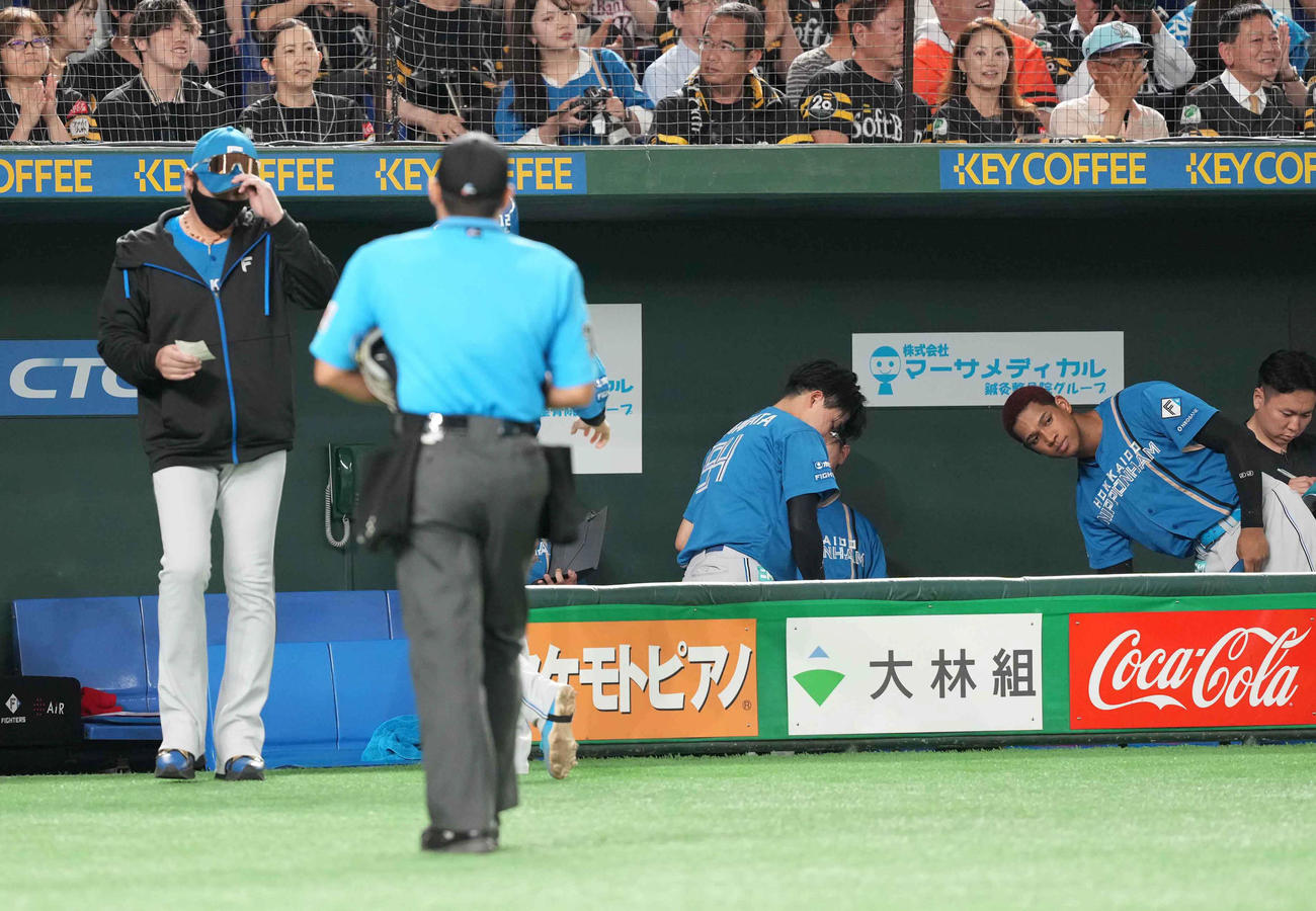ソフトバンク対日本ハム　選手交代を告げる日本ハム新庄監督（左）（撮影・小沢裕）