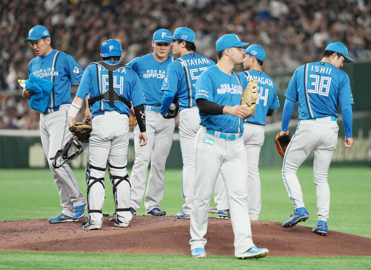 ソフトバンク対日本ハム　7回裏ソフトバンク1死二、三塁、日本ハム先発の北山（中央）はナインの激励を受ける（撮影・小沢裕）