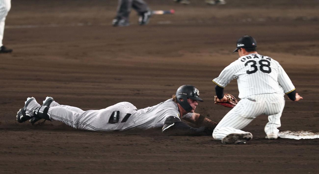 阪神対巨人　7回表巨人無死、右前打を放ったキャベッジは二塁を狙うも憤死する（撮影・上田博志）