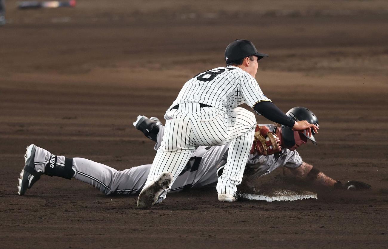 阪神対巨人　7回表巨人無死、右前打を放ったキャベッジは二塁を狙うも憤死する（撮影・上田博志）