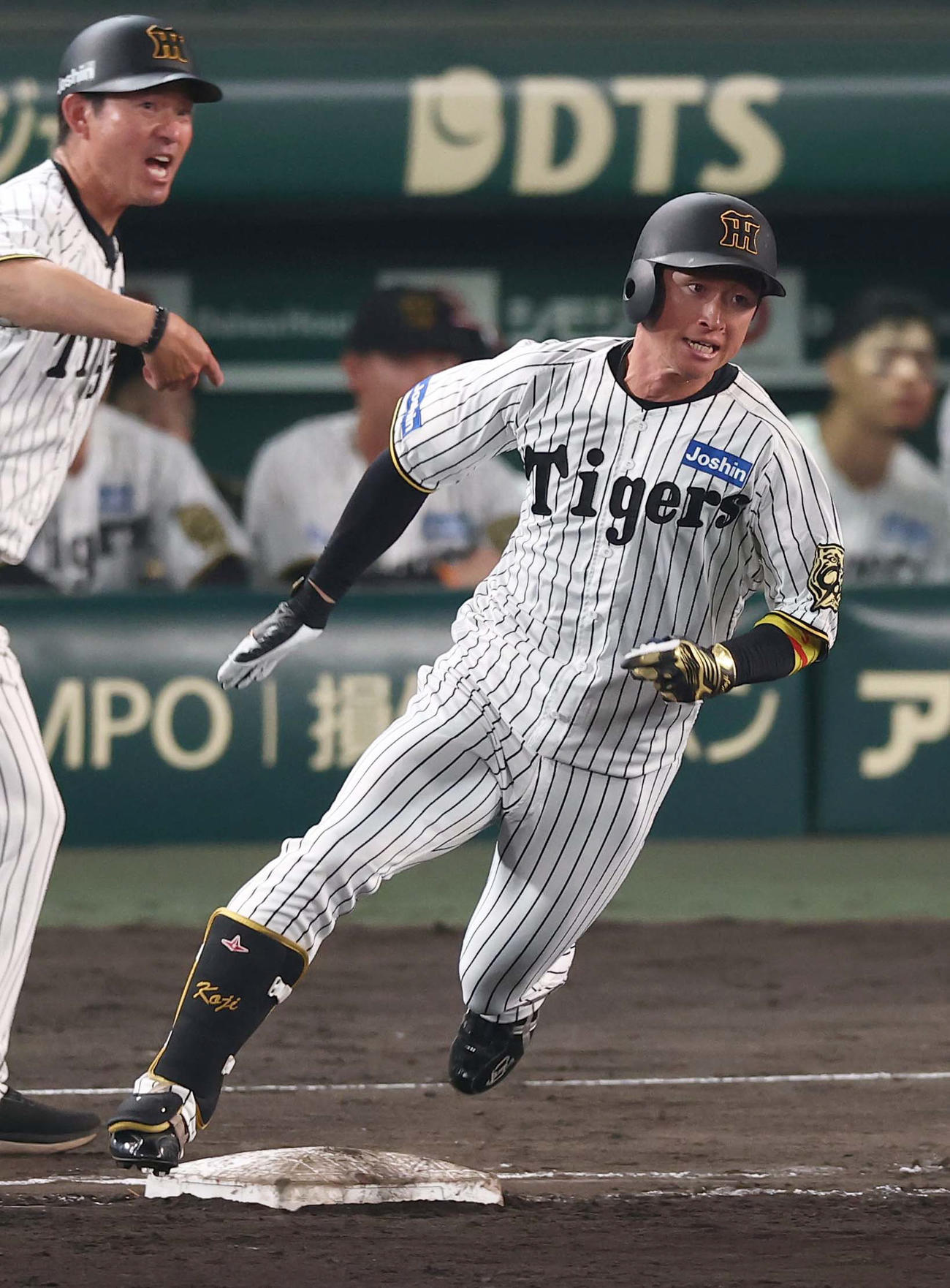 阪神対巨人　7回裏阪神1死、近本は二塁打を放つ（撮影・上田博志）