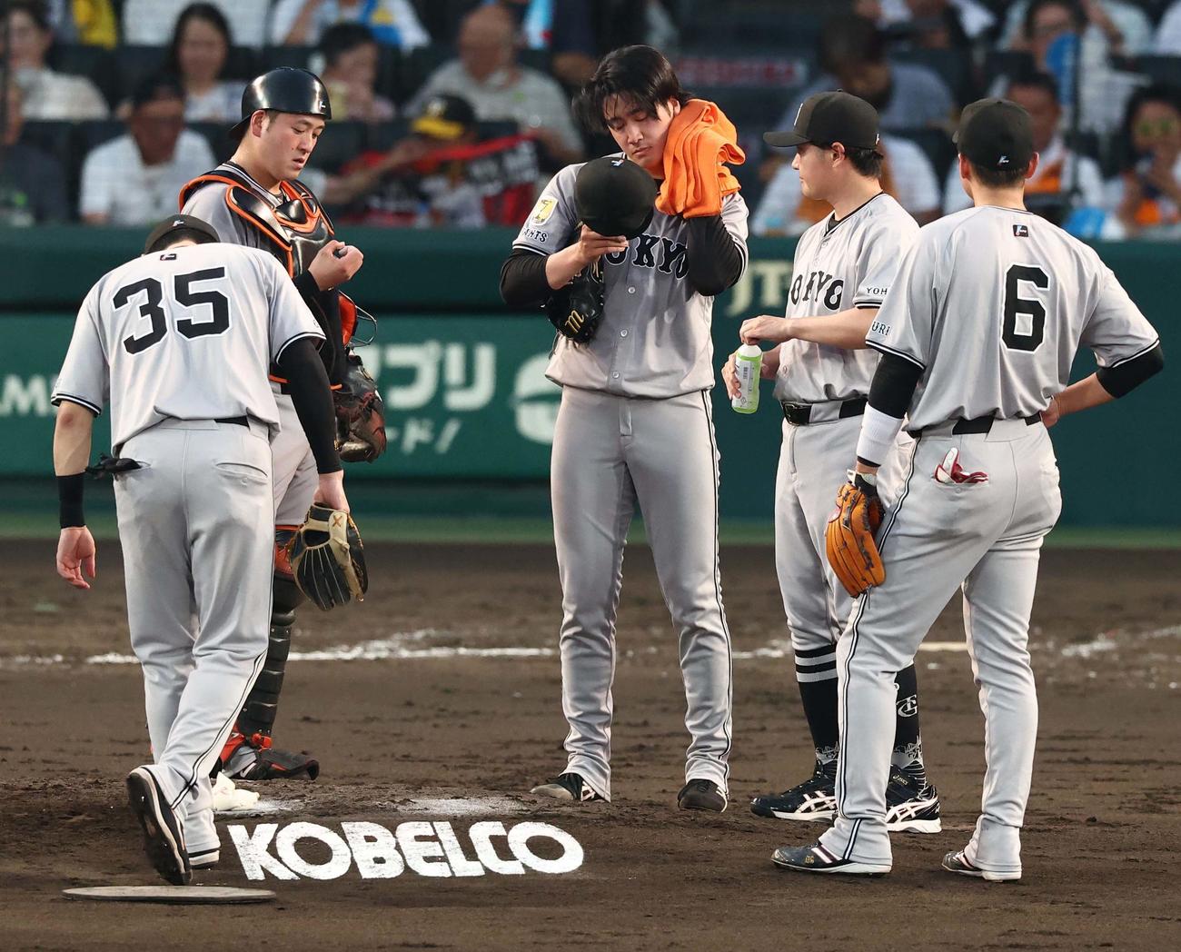 阪神対巨人　3回、追加点を許した西舘（中央）はマウンドで汗をぬぐう（撮影・上田博志）