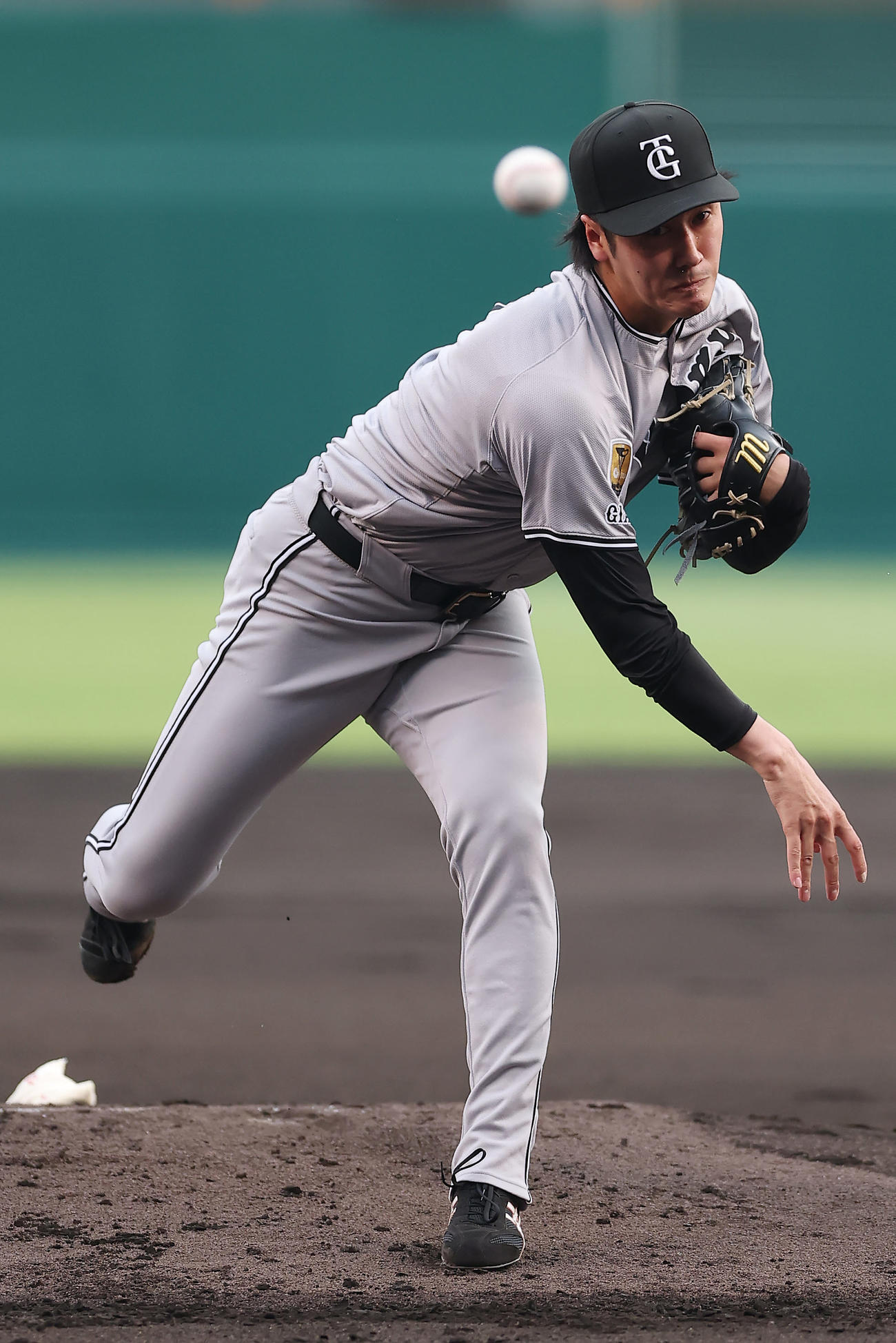 阪神対巨人　力投する巨人先発の西舘（撮影・前田充）