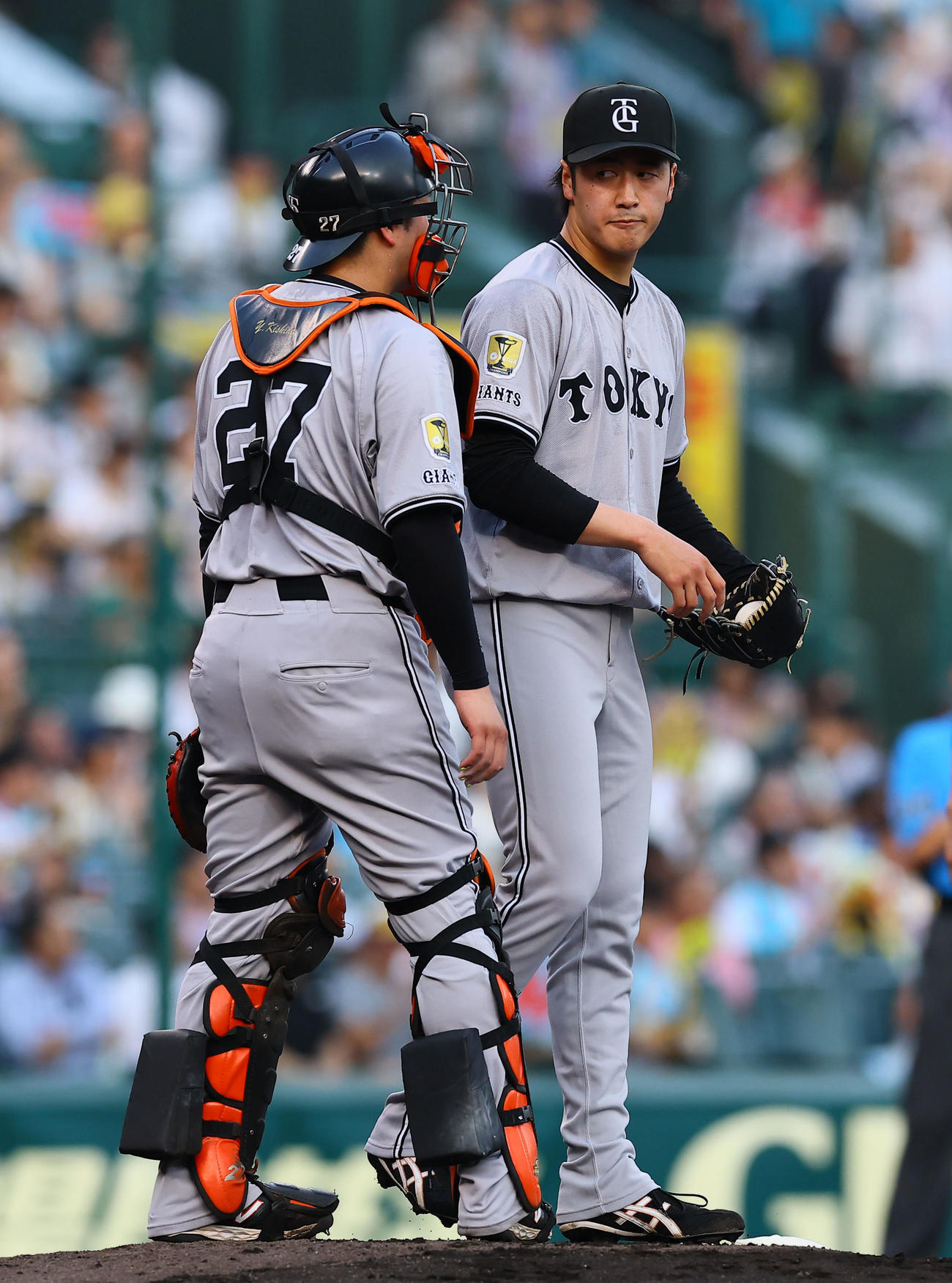 阪神対巨人　1回裏阪神2死二塁、佐藤輝に先制適時二塁打を許した西舘（右）。捕手岸田（撮影・藤尾明華）