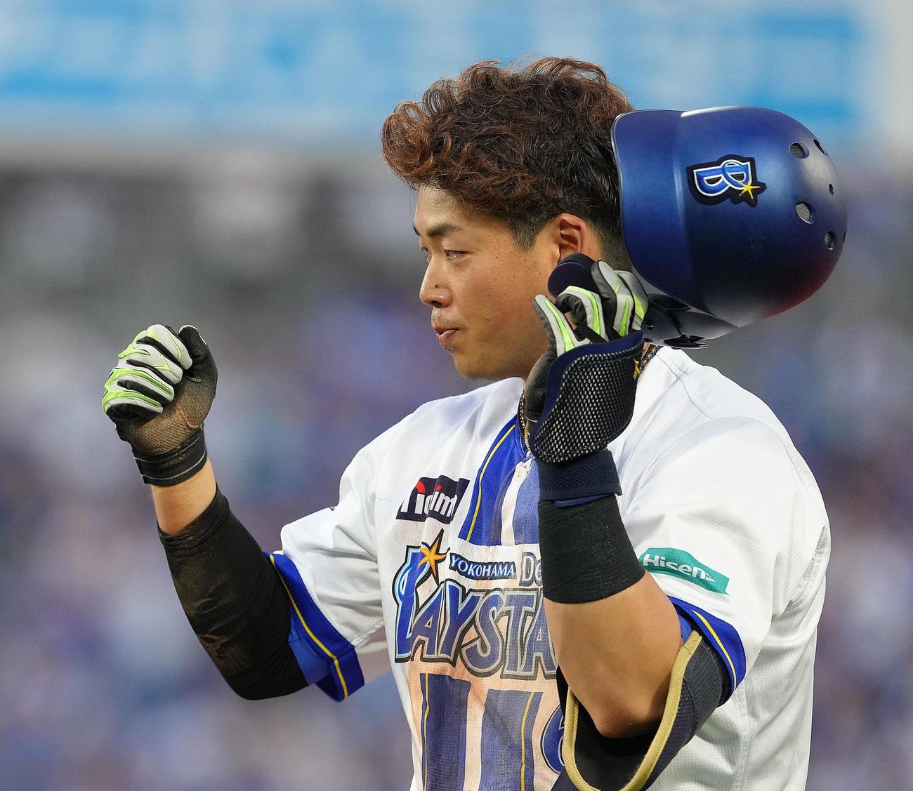 DeNA対中日　1回裏DeNA2死満塁、蝦名は先制の適時内野安打を放ちタッチを交わす（撮影・足立雅史）