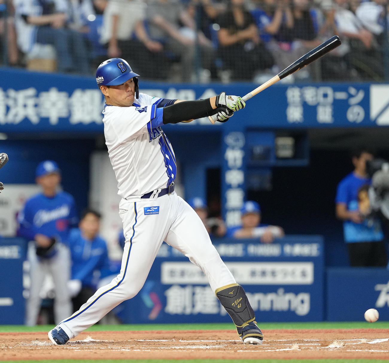DeNA対中日　1回裏DeNA2死満塁、蝦名は先制の適時内野安打を放つ（撮影・足立雅史）
