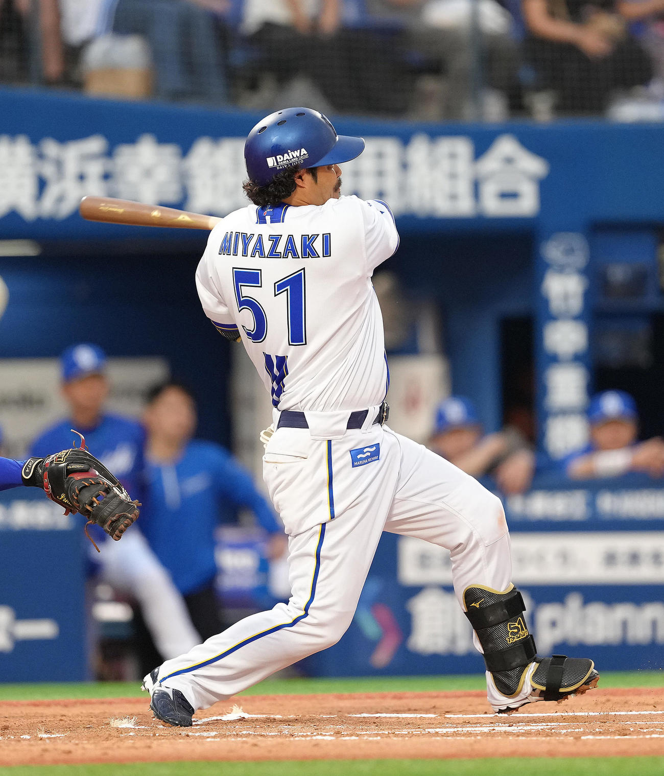 DeNA対中日　1回裏DeNA1死一塁、宮崎は左前打を放つ（撮影・足立雅史）