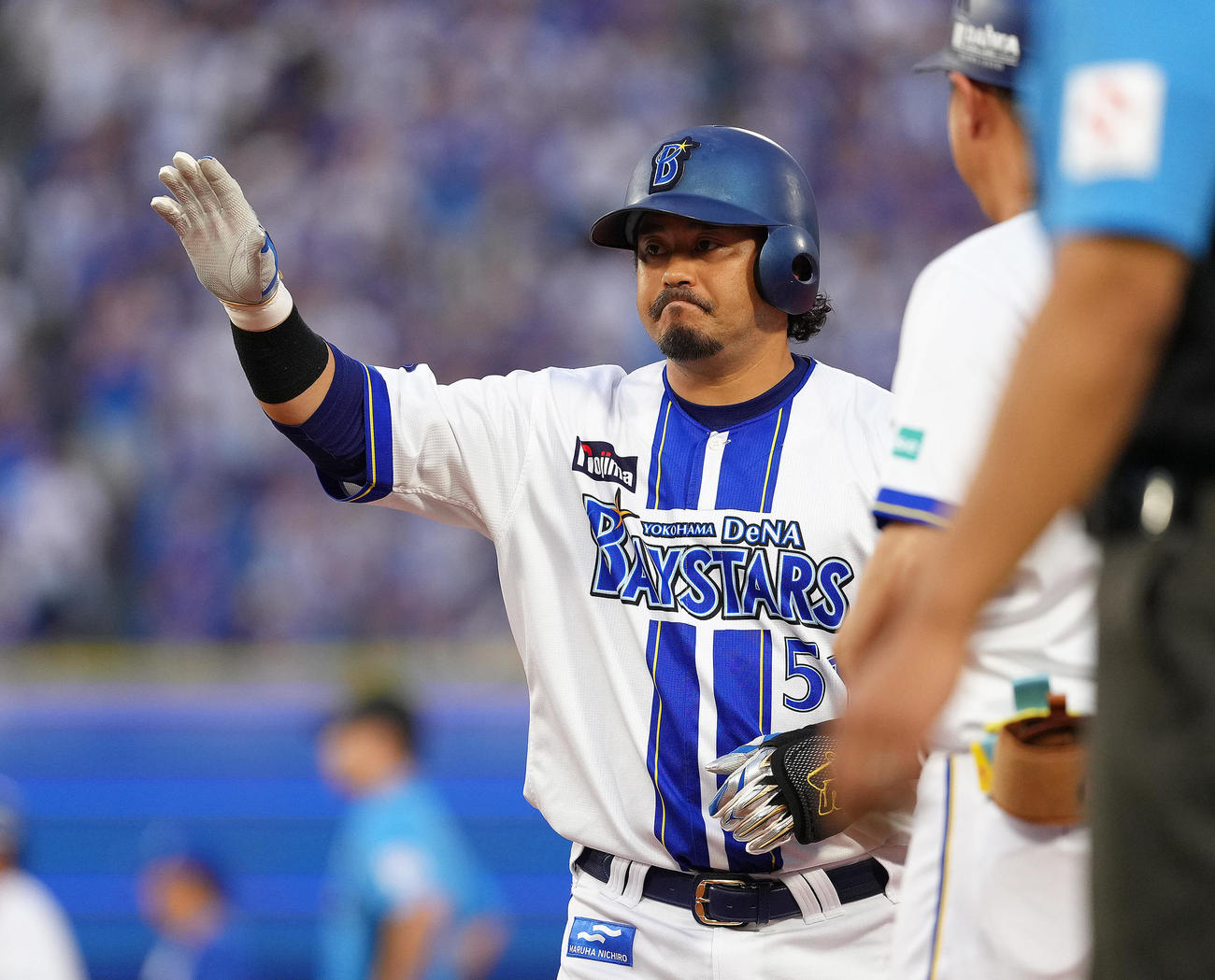 DeNA対中日　1回裏DeNA1死一塁、宮崎は左前打を放つ（撮影・足立雅史）