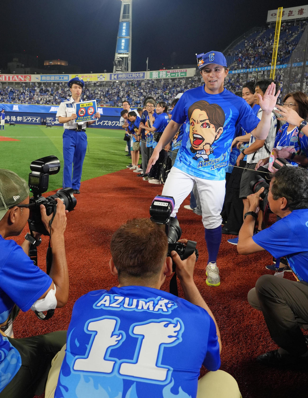 DeNA対中日　7勝目を挙げ、ファンとタッチを交わすDeNA東（右）（撮影・足立雅史）