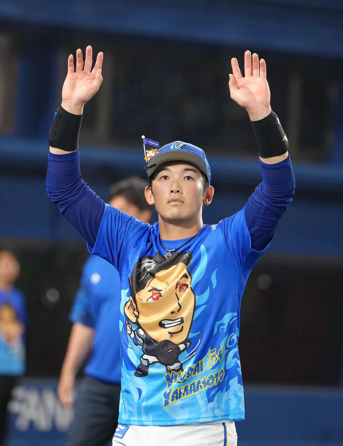 DeNA対中日　自身の似顔絵Tシャツを着て声援に応えるDeNA山本（撮影・足立雅史）