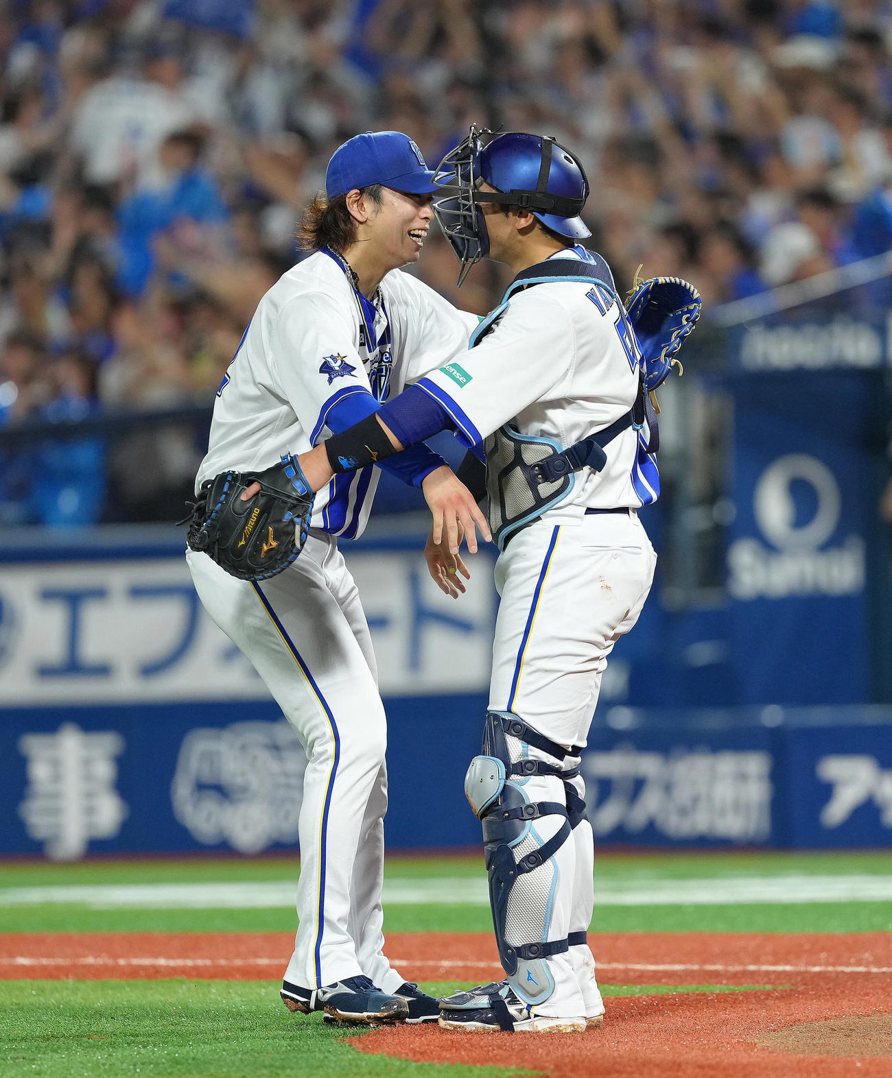 DeNA対中日　中日に勝利し、抱き合い喜ぶDeNAの入江（左）と山本（撮影・足立雅史）