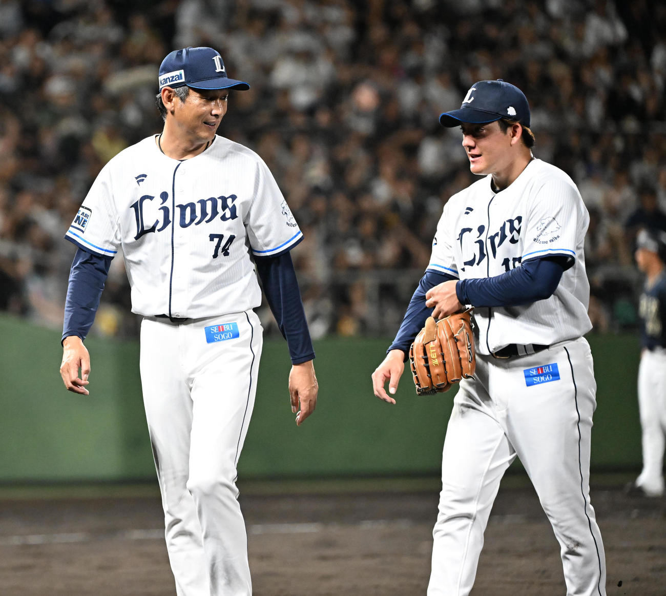 西武対オリックス　8回表オリックス1死一、二塁、西武西口監督（左）に降板を告げられた與座（撮影・和賀正仁）