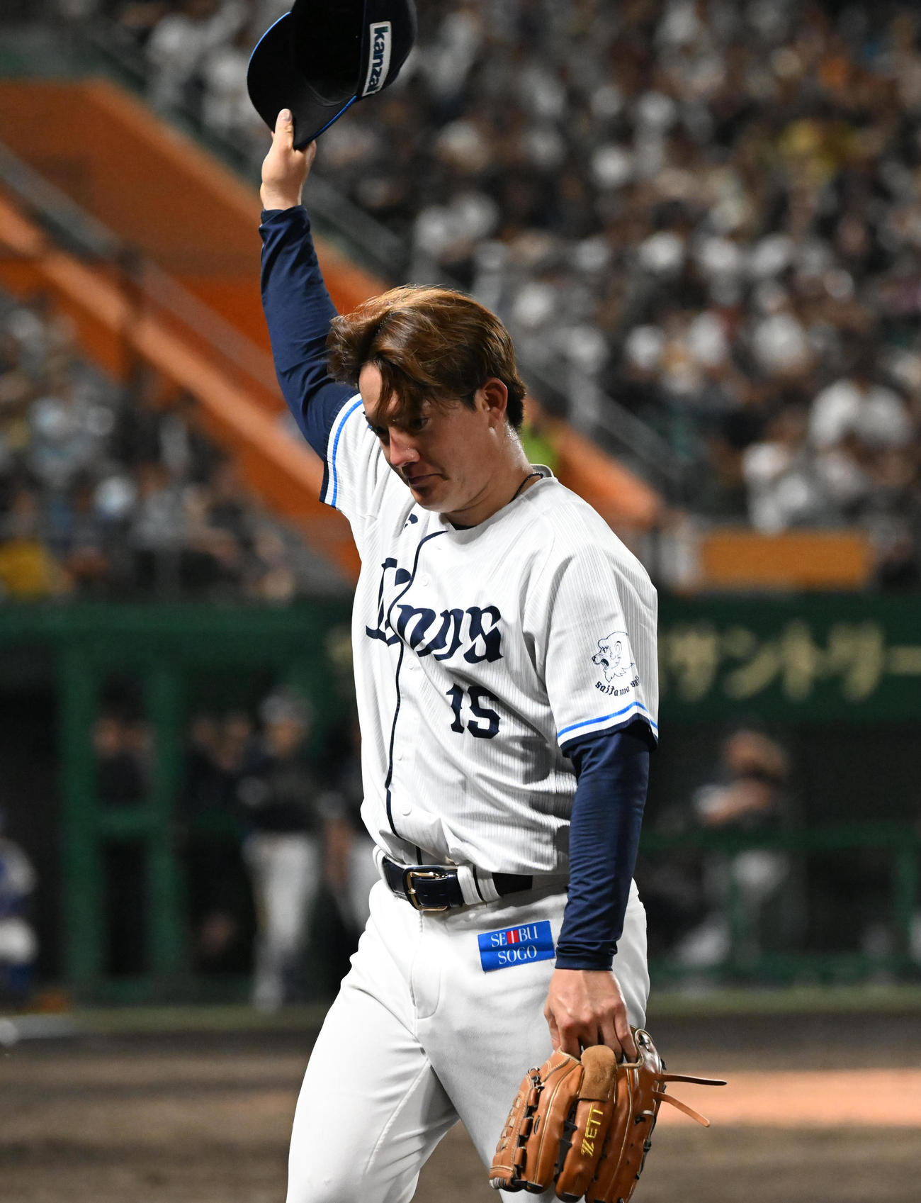 西武対オリックス　8回表オリックス1死一、二塁、降板した與座はファンの拍手に手を振って応える（撮影・和賀正仁）