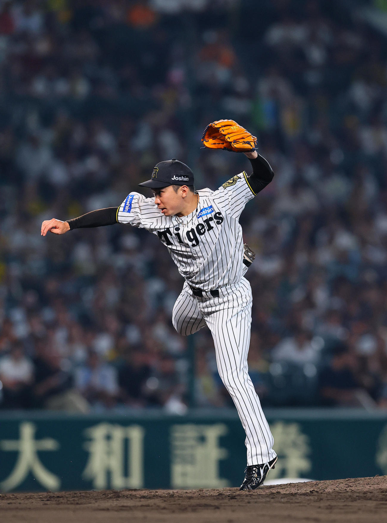 阪神対巨人　8回、4番手で登板した阪神石井（撮影・藤尾明華）
