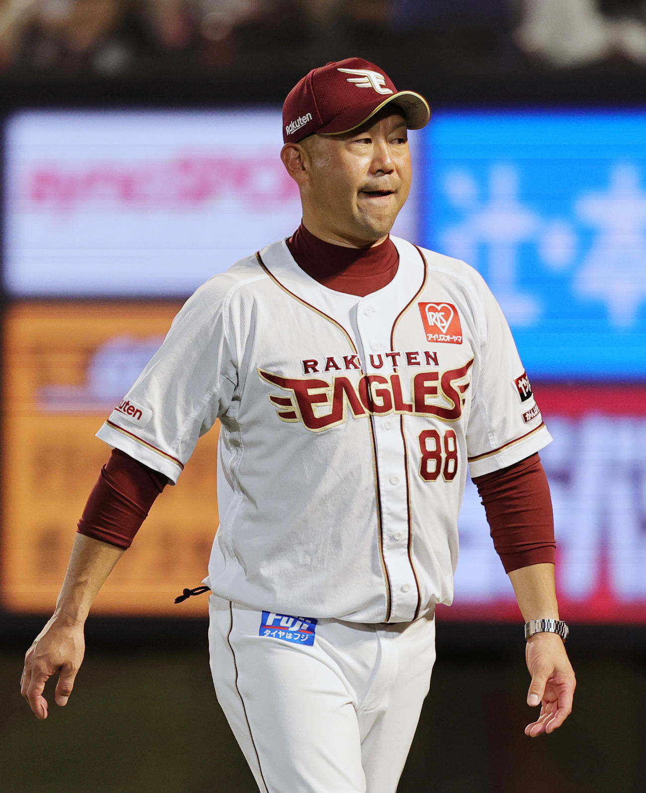 楽天対ロッテ　選手交代を告げベンチに戻る楽天三木監督（撮影・野上伸悟）