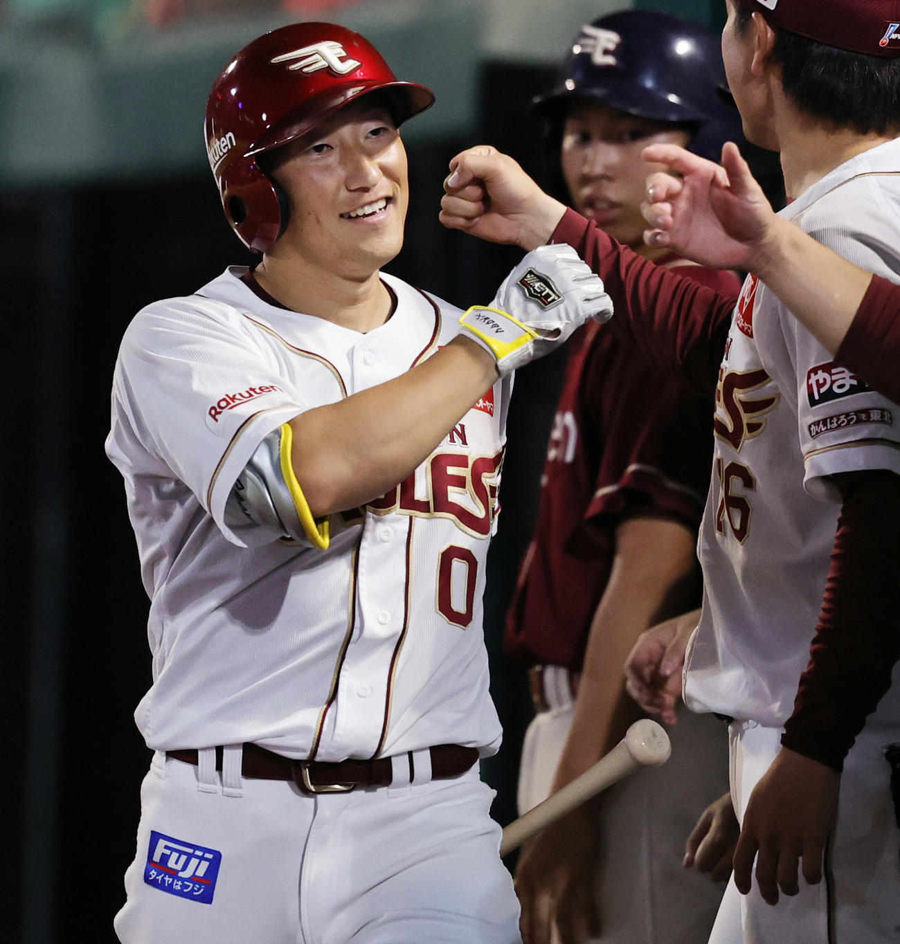 楽天対ロッテ　8回裏楽天無死一塁、右越え2点本塁打を放ち、ベンチに迎えられる小深田（撮影・野上伸悟）