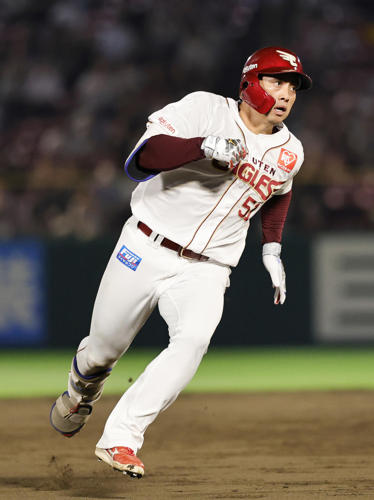 楽天対ロッテ　7回裏楽天2死一塁、右適時三塁打を放つ小郷（撮影・野上伸悟）