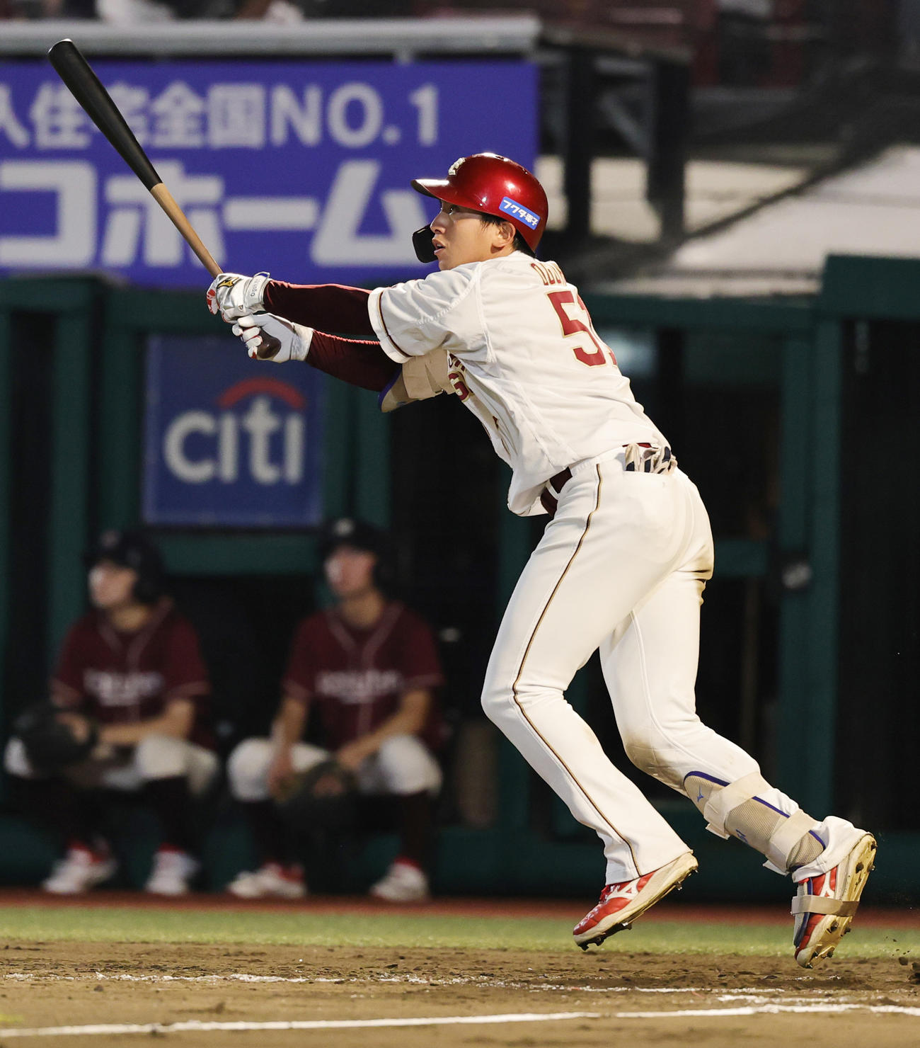 楽天対ロッテ　7回裏楽天2死一塁、右適時三塁打を放つ小郷（撮影・野上伸悟）