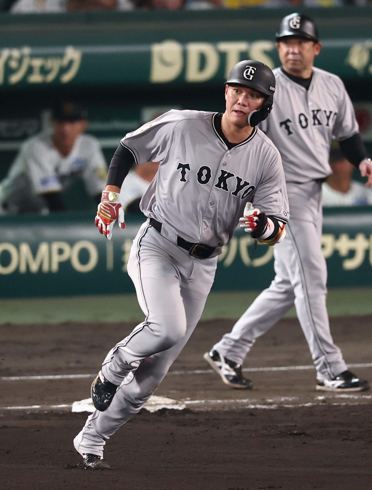 阪神対巨人　6回表巨人2死一塁、坂本は適時二塁打を放つ（撮影・上田博志）