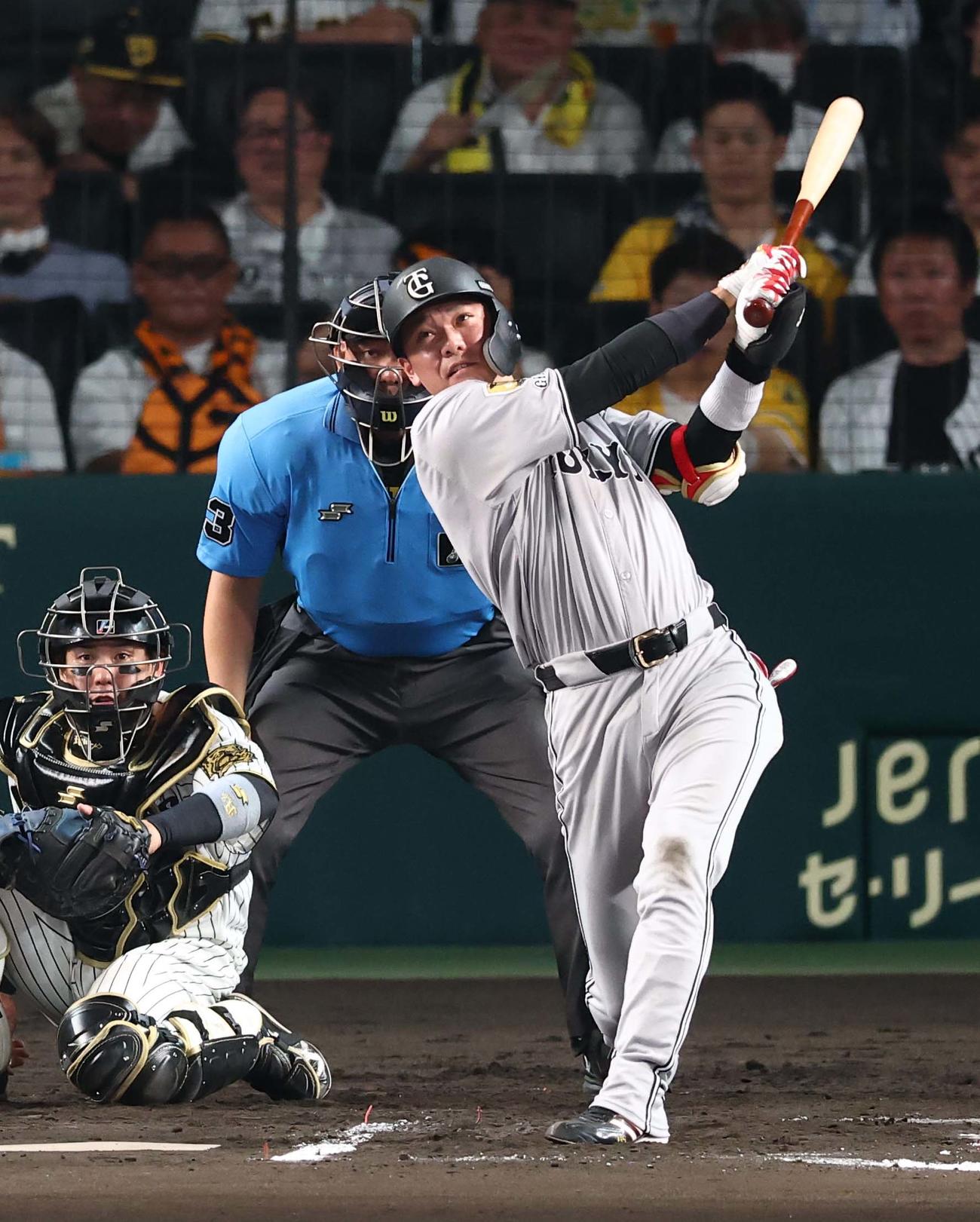 阪神対巨人　6回表巨人2死一塁、坂本は適時二塁打を放つ（撮影・上田博志）