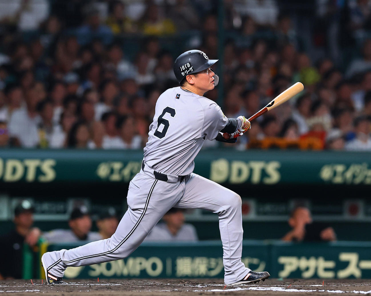 阪神対巨人　6回表巨人2死一塁、坂本は右中間に適時二塁打を放つ（撮影・藤尾明華）