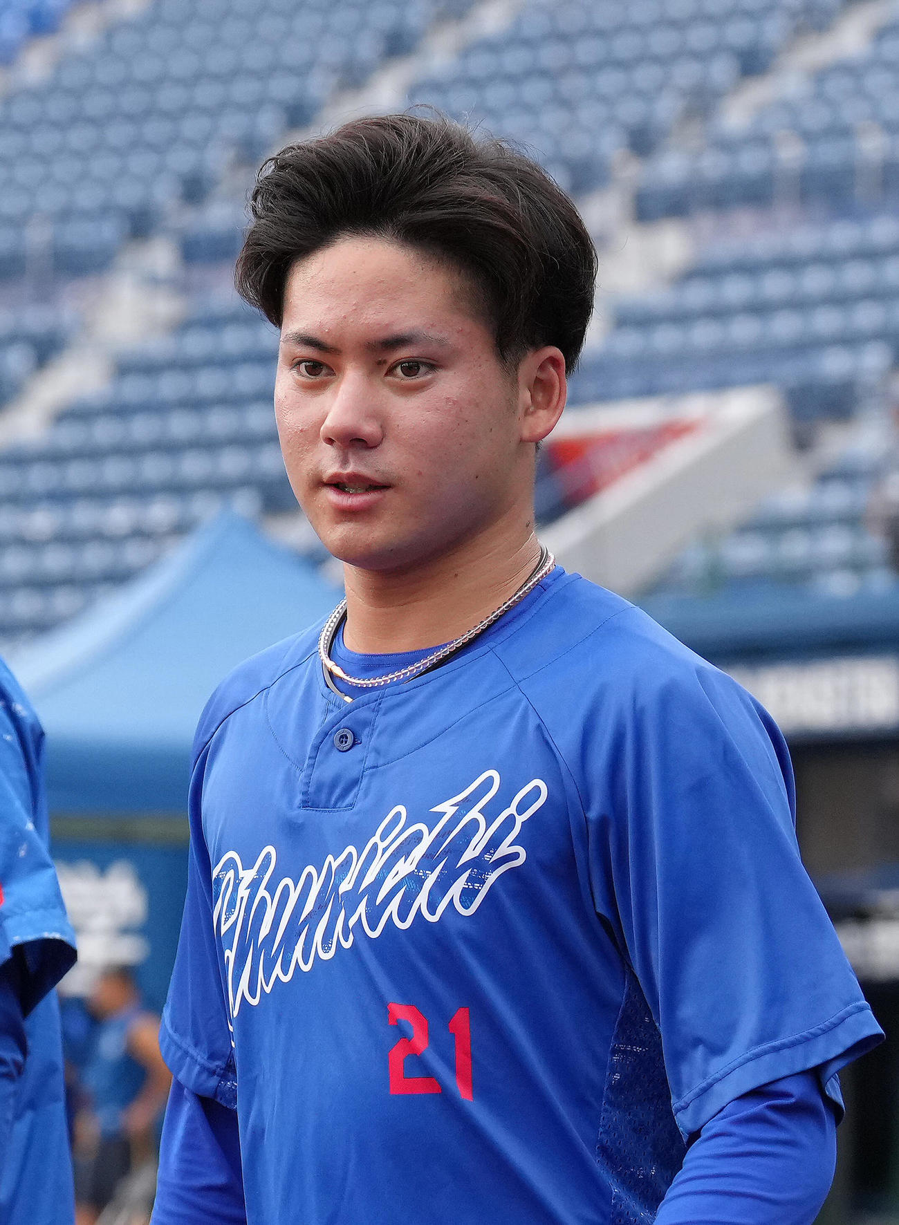 試合前練習に臨む中日金丸（撮影・足立雅史）