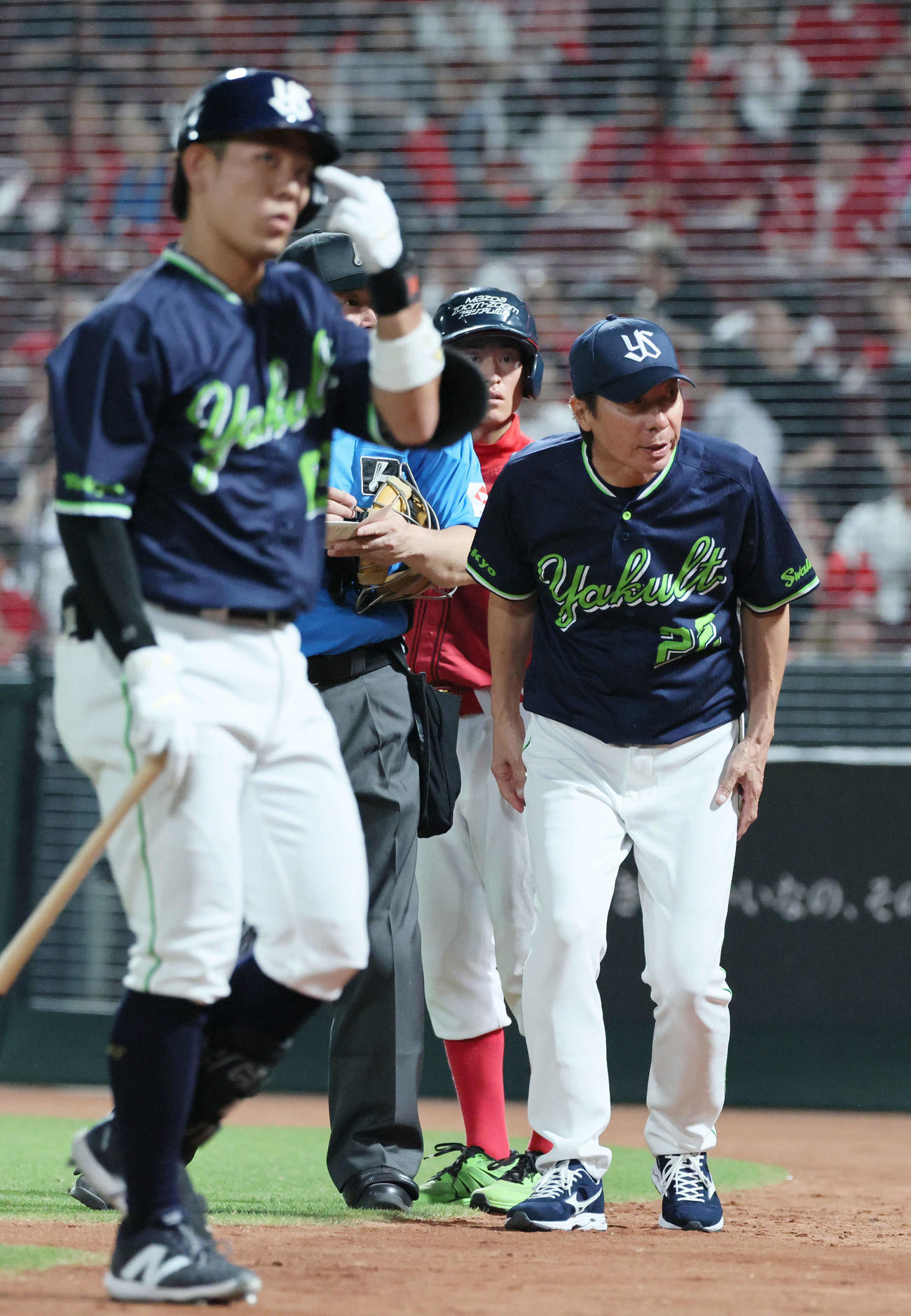 広島対ヤクルト　10回表ヤクルト2死一、二塁、三振した代打の増田珠（左）と交代を告げる高津臣吾監督（撮影・加藤孝規）