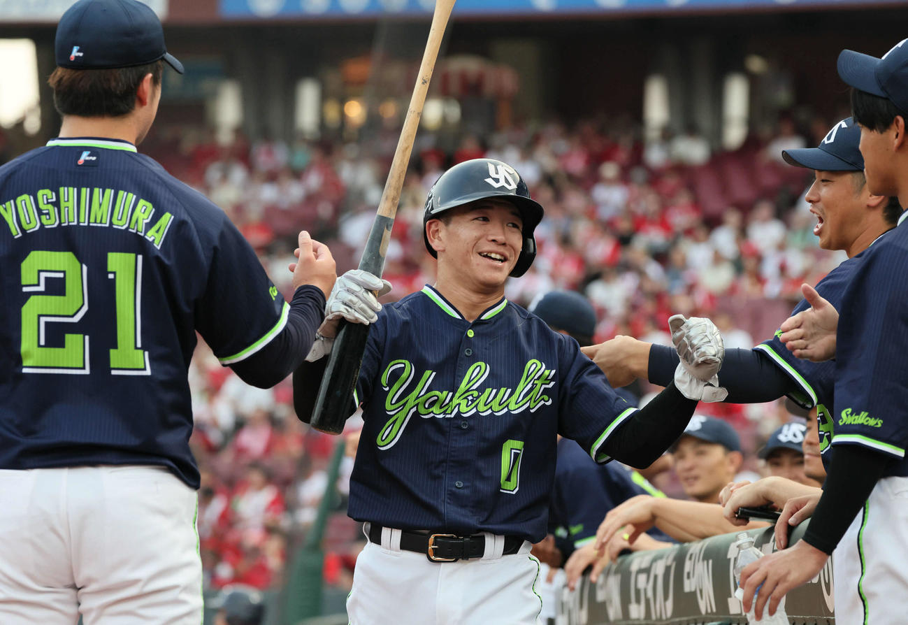 広島対ヤクルト　1回表ヤクルト2死二塁、オスナの先制中前適時打で並木が生還（撮影・加藤孝規）