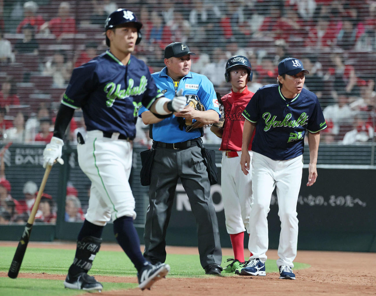 広島対ヤクルト　10回表ヤクルト2死一、二塁、三振した代打の増田珠（左）と交代を告げる高津臣吾監督（撮影・加藤孝規）