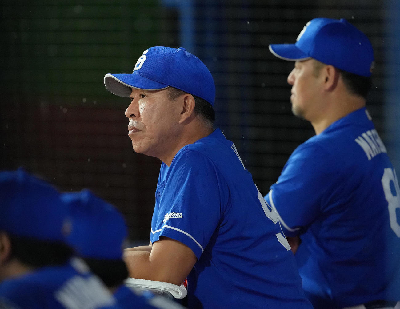 DeNA対中日　戦況を見つめる中日井上監督（撮影・足立雅史）