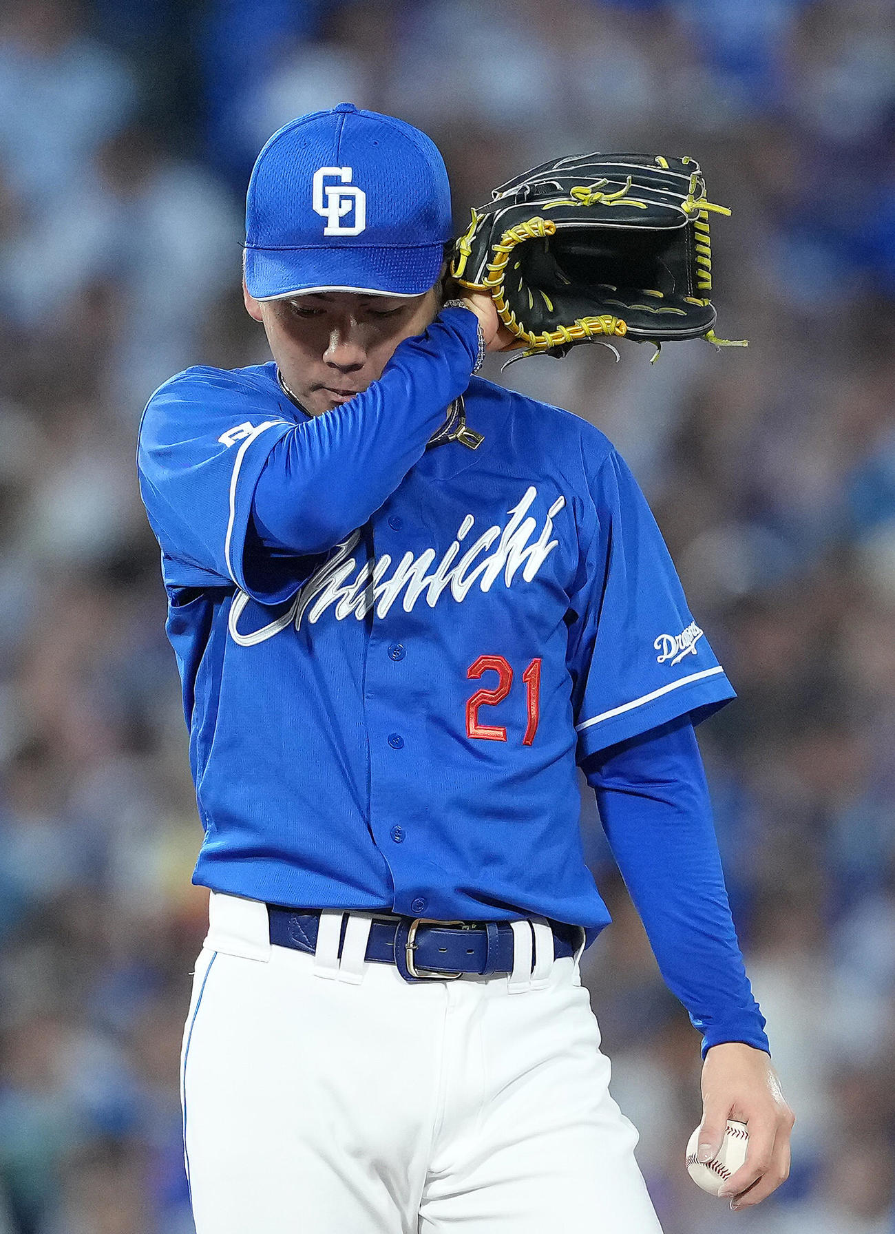 DeNA対中日　1回、マウンドで汗を拭う中日金丸（撮影・足立雅史）