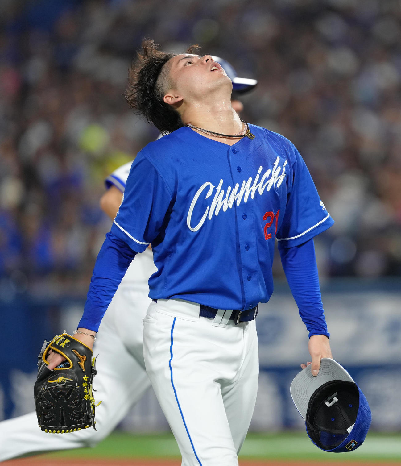 DeNA対中日　3回を終え、厳しい表情でベンチに戻る中日金丸（撮影・足立雅史）