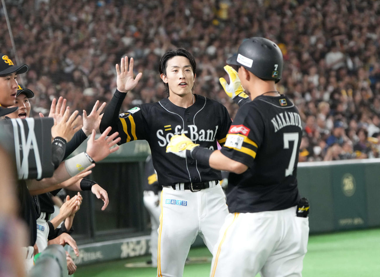 ソフトバンク対日本ハム　6回裏ソフトバンク1死二、三塁、中村晃は先制の右犠飛を放ち周東（中央）らベンチのナインの祝福を受ける（撮影・小沢裕）