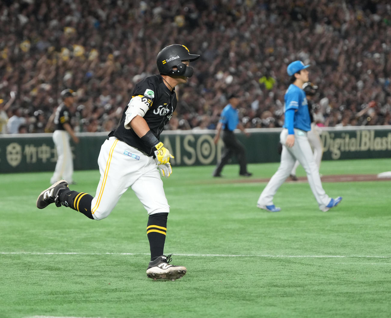 ソフトバンク対日本ハム　6回裏ソフトバンク1死二、三塁、中村晃は先制の右犠飛を放つ。右は日本ハム先発の北山（撮影・小沢裕）