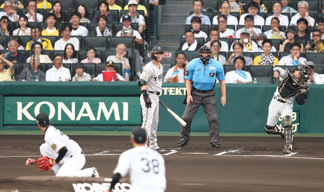阪神対巨人　1回表巨人2死一塁、梅野はオコエの盗塁を阻止する（撮影・上田博志）