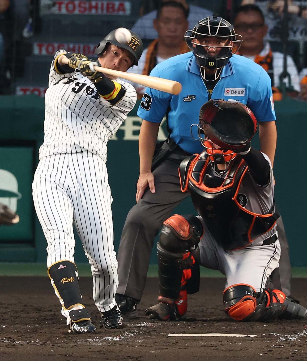 阪神対巨人　3回裏阪神無死、近本は二塁打を放つ（撮影・上田博志）