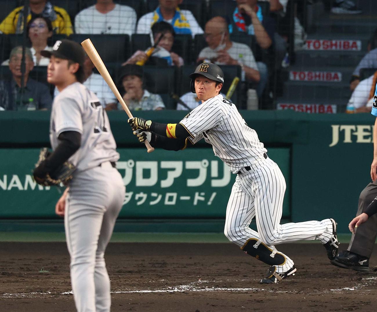 阪神対巨人　3回裏阪神無死、近本は二塁打を放つ（撮影・上田博志）