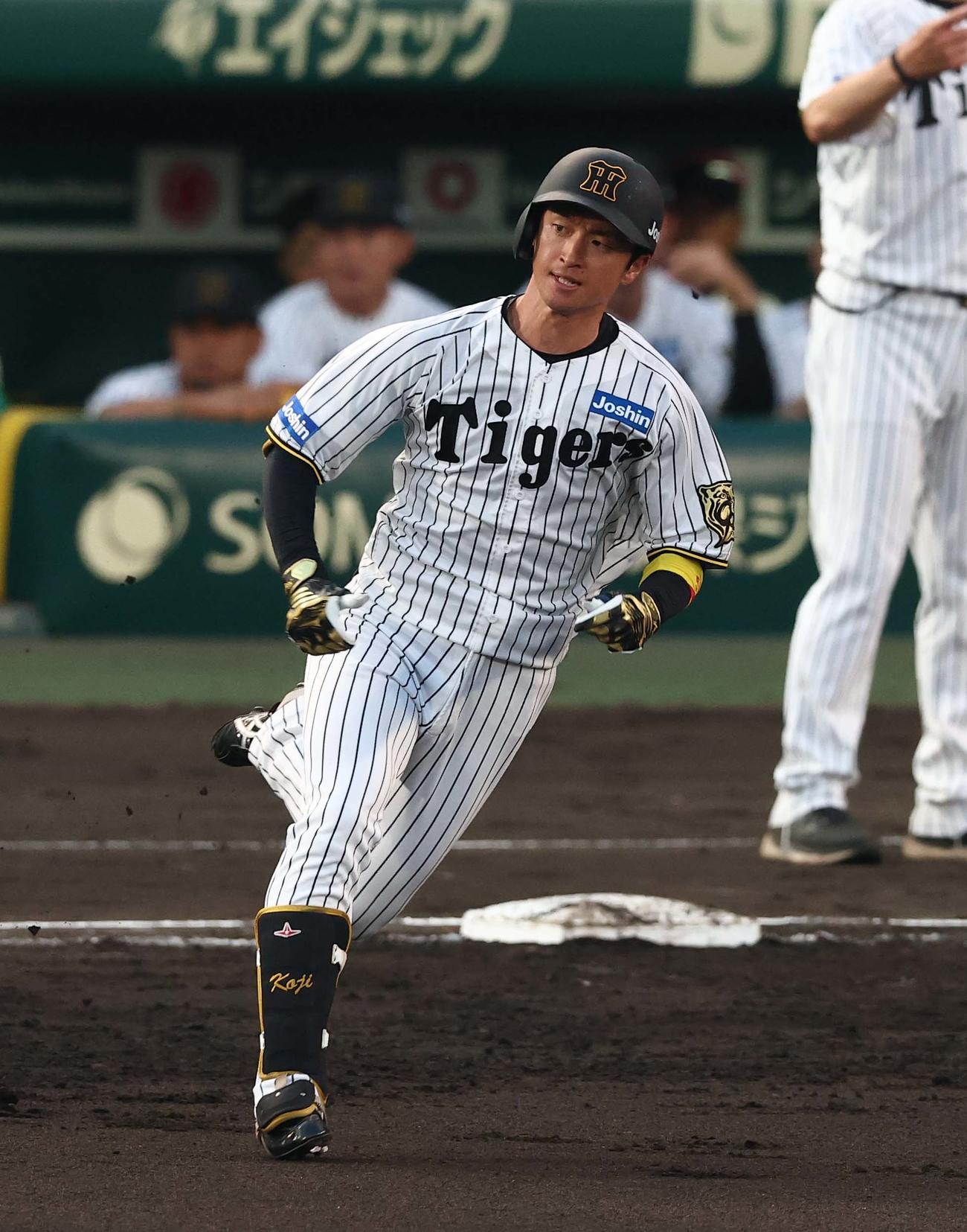 阪神対巨人　3回裏阪神無死、近本は二塁打を放つ（撮影・上田博志）
