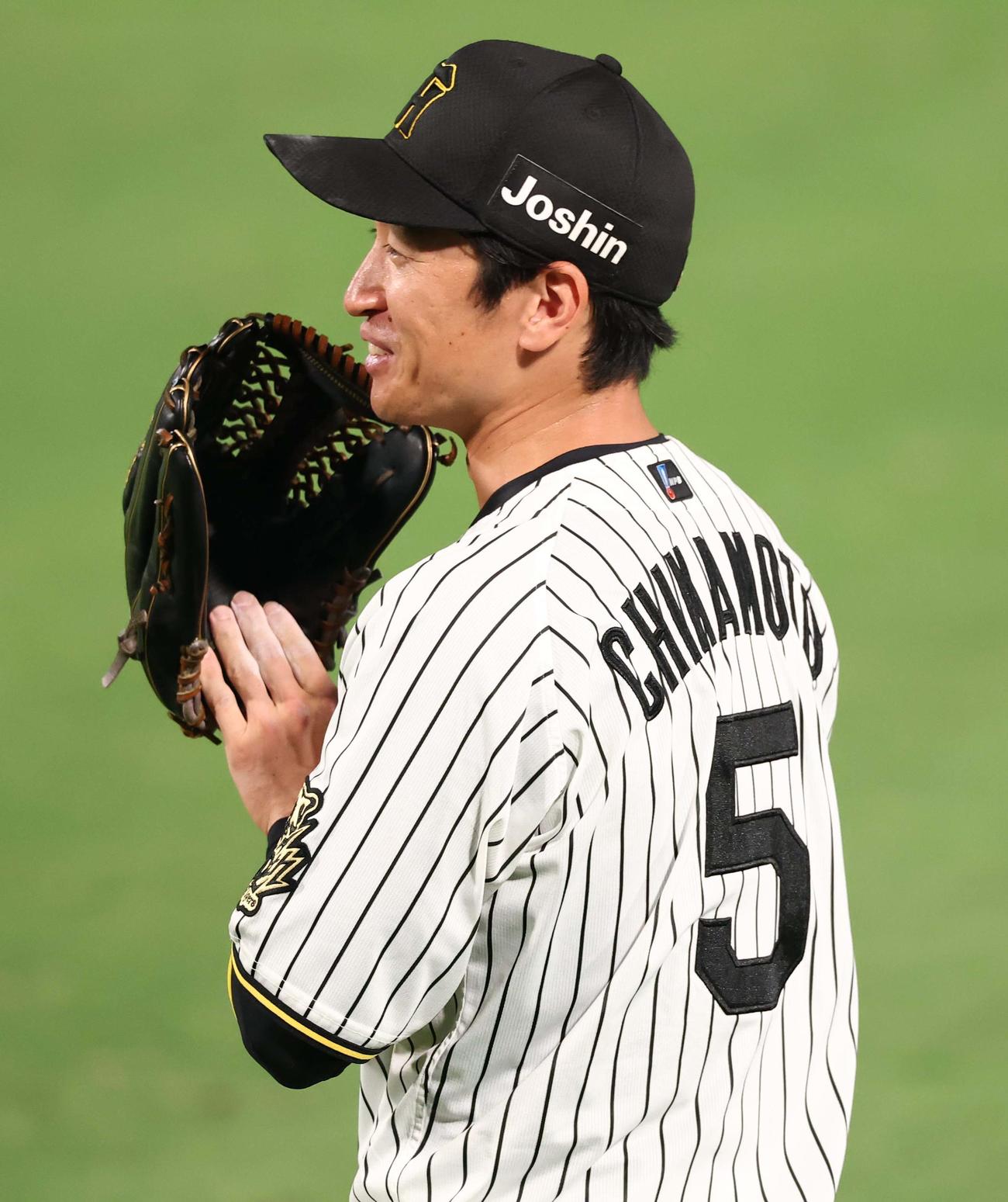 阪神対巨人　7回表巨人1死、丸の飛球を好捕した近本は笑顔を見せる（撮影・上田博志）