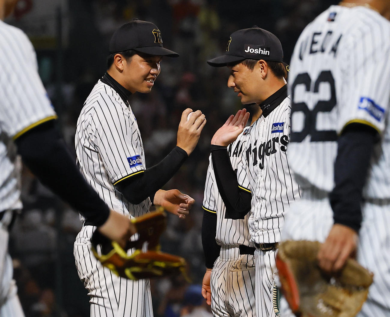 阪神対巨人　巨人に勝利し、岩崎からウイニングボールを受け取る阪神才木（撮影・藤尾明華）