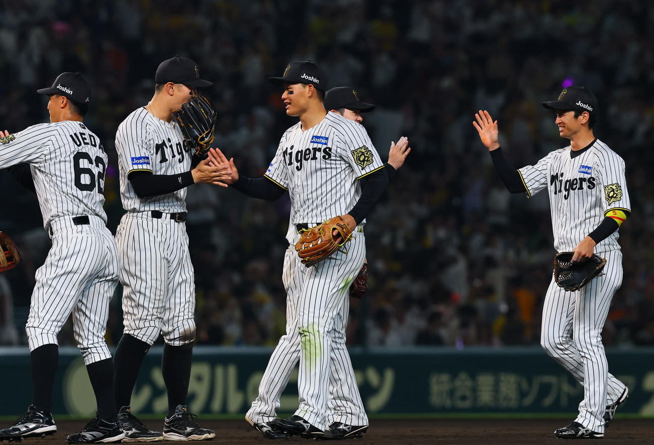 阪神対巨人　巨人に勝利し、タッチを交わす阪神佐藤輝、森下、近本（撮影・藤尾明華）