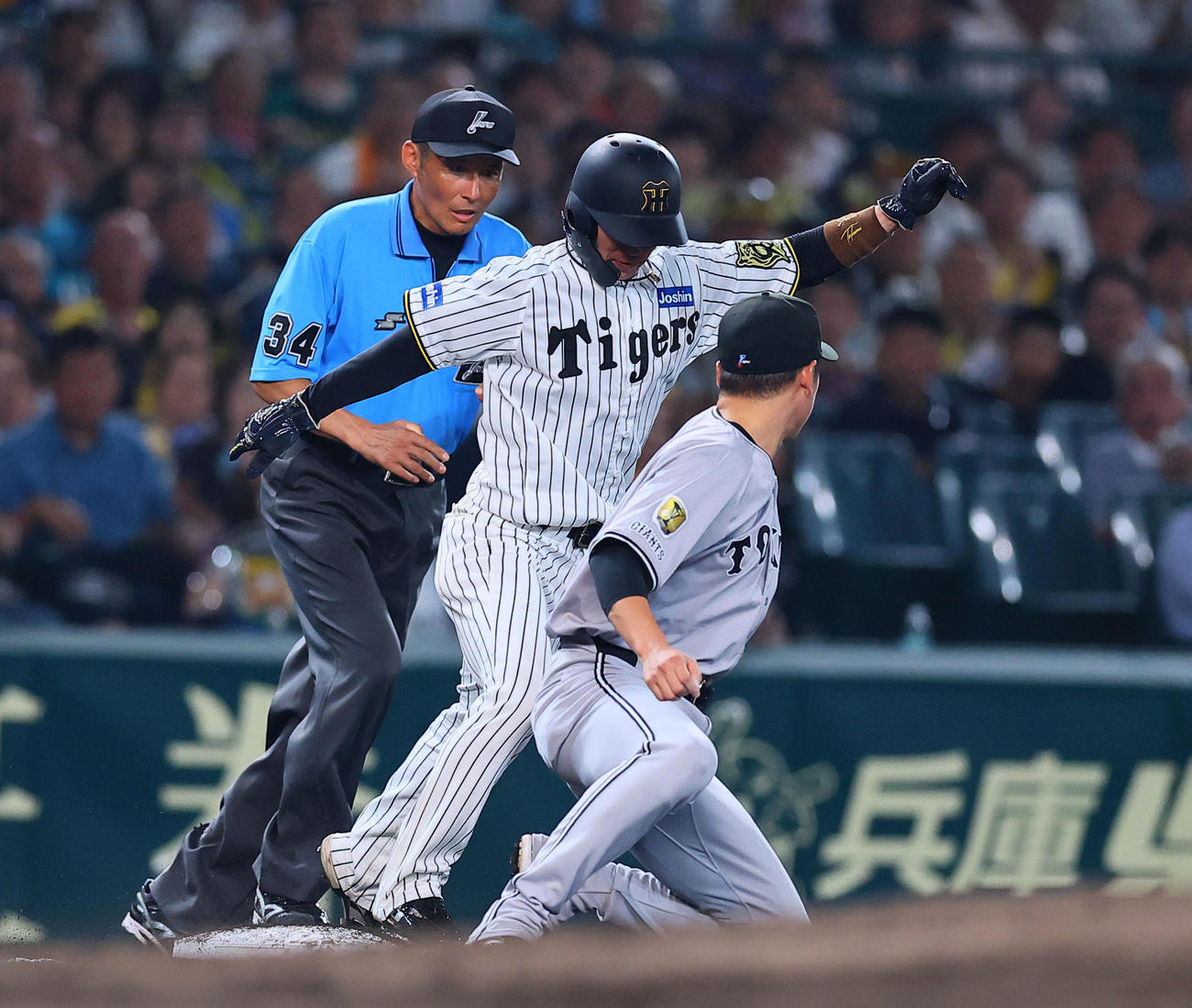 阪神対巨人　5回裏阪神1死二塁、森下の一邪飛で三塁へ進む中野。野手坂本（撮影・藤尾明華）