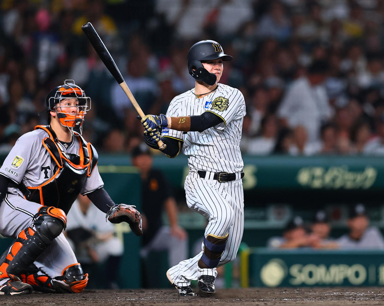 阪神対巨人　5回裏阪神1死、中野は右越えに二塁打を放つ（撮影・藤尾明華）